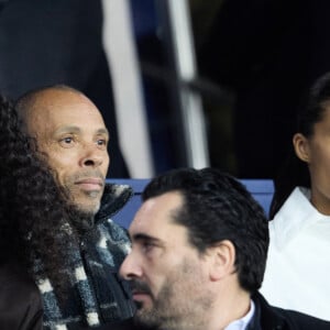 Zakari Kunakey, Tina Kunakey et son père Robin Kunakey - People dans les tribunes lors du match de championnat de Ligue 1 Uber Eats opposant le Paris Saint-Germain (PSG) à l'Olympique Lyonnais au Parc des Princes à Paris le 2 avril 2023.