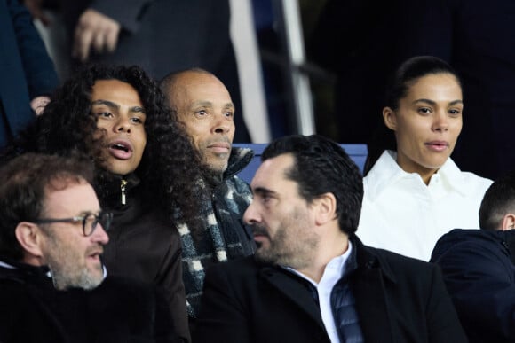 Zakari Kunakey, Tina Kunakey et son père Robin Kunakey - People dans les tribunes lors du match de championnat de Ligue 1 Uber Eats opposant le Paris Saint-Germain (PSG) à l'Olympique Lyonnais au Parc des Princes à Paris le 2 avril 2023.