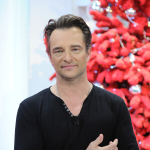 "J'ai une espèce de game room (salle de jeux en français, ndlr) où je joue pas mal avec mon fils. Il est fort, il est fort. Mais de toute manière, cette jeune génération, c'est presque tous des cracks !"
Exclusif - David Hallyday - Enregistrement de l'émission "Vivement Dimanche Prochain" présentée par M.Drucker et diffusée le 16 décembre 2018 sur France 2. Le 10 décembre 2018 © Guillaume Gaffiot / Bestimage 