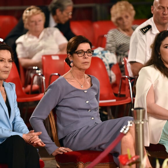 Il s'agit de Mélanie-Antoinette de Massy, qui a perdu sa maman Elizabeth-Ann de Massy en juin 2020.
La princesse Caroline avec sa cousine Elisabeth-Anne de Massy et sa fille Mélanie - Le Prince Albert de Monaco et la Princesse Caroline de Hanovre ont assisté à la cloture du l'exposition canine sous le chapiteau de Fontvielle à Monaco le 10 mai 2015. © Jacovides-Junior / Bestimage