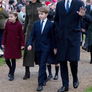 Le prince William, prince de Galles, Catherine (Kate) Middleton, princesse de Galles, le prince George de Galles, et la princesse Charlotte de Galles - La famille royale d'Angleterre assiste au service religieux de Noël à l'église St Mary Magdalene à Sandringham, Norfolk, Royaume Uni, le 25 décembre 2022. 