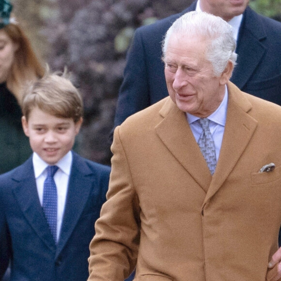Le rôle du prince George au couronnement de son grand-père Charles III est enfin connu
Le roi Charles III d'Angleterre, Camilla Parker Bowles, reine consort d'Angleterre, le prince George de Galles, le prince William, prince de Galles, et Catherine (Kate) Middleton, princesse de Galles, - La famille royale d'Angleterre assiste au service religieux de Noël à l'église St Mary Magdalene à Sandringham, Norfolk, Royaume Uni.
