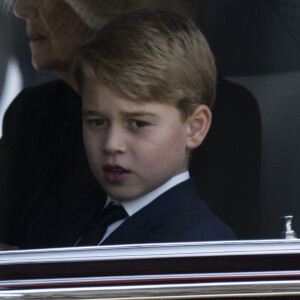 Le prince George de Galles - Procession du cercueil de la reine Elizabeth II d'Angleterre de Wesminster Hall où il était exposé au public, jusqu'à l'Abbaye de Westminster. Le cercueil est installé sur l'affût du canon, puis tiré par 142 marins de la Royal Navy à l'aide de cordages, dans la plus pure tradition de la monarchie britannique. Cette tradition remonte aux funérailles d'Etat de la reine Victoria en février 1901. Londres, le 19 septembre 2022. 