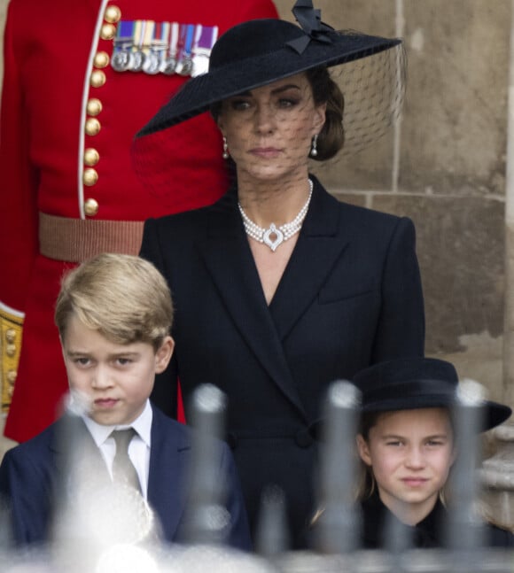 Il partagera ce rôle avec d'autres enfants de la famille, dont 3 des petits-enfants de Camilla Parker-Bowles : Gus, Louis et Freddy
Catherine (Kate) Middleton, princesse de Galles, Le prince George de Galles, La princesse Charlotte de Galles - Procession du cercueil de la reine Elizabeth II d'Angleterre de Wesminster Hall où il était exposé au public, jusqu'à l'Abbaye de Westminster. Le cercueil est installé sur l'affût du canon, puis tiré par 142 marins de la Royal Navy à l'aide de cordages, dans la plus pure tradition de la monarchie britannique. Cette tradition remonte aux funérailles d'Etat de la reine Victoria en février 1901. Londres, le 19 septembre 2022. 