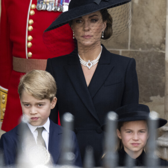Il partagera ce rôle avec d'autres enfants de la famille, dont 3 des petits-enfants de Camilla Parker-Bowles : Gus, Louis et Freddy
Catherine (Kate) Middleton, princesse de Galles, Le prince George de Galles, La princesse Charlotte de Galles - Procession du cercueil de la reine Elizabeth II d'Angleterre de Wesminster Hall où il était exposé au public, jusqu'à l'Abbaye de Westminster. Le cercueil est installé sur l'affût du canon, puis tiré par 142 marins de la Royal Navy à l'aide de cordages, dans la plus pure tradition de la monarchie britannique. Cette tradition remonte aux funérailles d'Etat de la reine Victoria en février 1901. Londres, le 19 septembre 2022. 