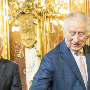 Le roi Charles III d'Angleterre et Camilla Parker Bowles, reine consort d'Angleterre, signent le livre d'or à la mairie de Hambourg, au dernier jour de leur visite officielle en Allemagne, le 31 mars 2023. 