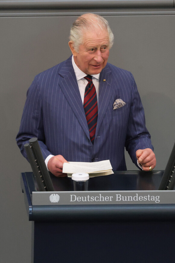 Le roi Charles III d'Angleterre, s'adresse aux députés au Bundestag, dont une partie de son discours en allemand, lors de sa visite officielle à Berlin, le 30 mars 2023. Après l'annulation de leur visite en France, en raison des manifestation contre la réforme des retraites, le roi Charles et la reine consort sont en voyage officiel en Allemagne jusqu'au 31 mars 2023. 