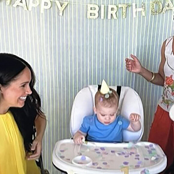 Le prince Harry, duc de Sussex et Meghan Markle, duchesse de Sussex, dévoilent des photos et des vidéos inédites de leur fils Archie dans "Harry & Meghan" (Netflix). La jeune famille peut également être vue dans un court vidéo-clip célébrant le premier anniversaire de Lilibet, avec Archie effronté grimpant sur la table pour aider sa petite soeur à souffler les bougies sur un énorme gâteau. Dans le sixième épisode, la princesse Eugénie rend visite à son cousin Harry aux États-Unis, le rejoignant pour un moment de complicité avec Archie sur la plage. Le 15 décembre 2022. 