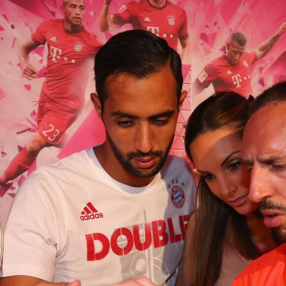 Franck Ribery avec son co-équipier Medhi Benatia et sa femme Cecilia Benatia au banquet d'après match de la finale de la Coupe d'Allemagne "Bayern de Munich - Borussia Dortmund". Le FC Bayern Munich est Champion d'Allemagne 2016 et remporte la Coupe d'Allemagne 2016. Berlin, le 21 mai 2016.