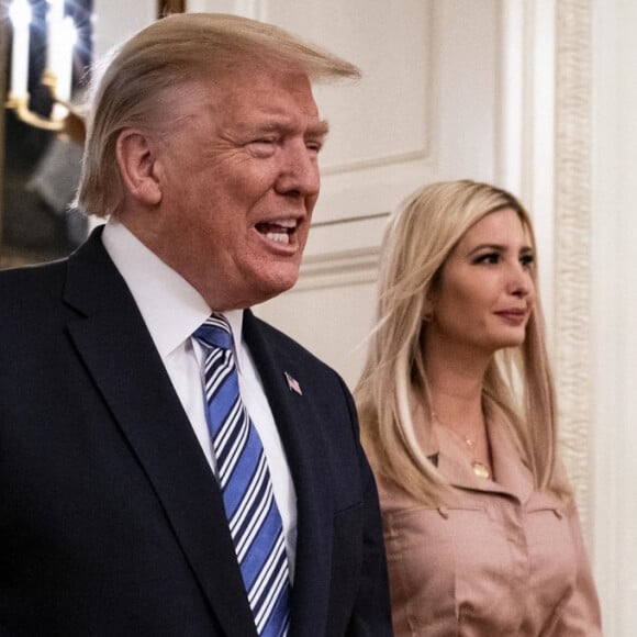 Le président Donald Trump présente le programme Paycheck Protection Program à la Maison Blanche avec sa fille Ivanka à Washington le 28 avril 2020.