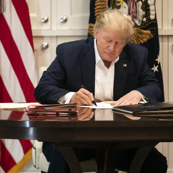 Le président des Etats-Unis Donald Trump en plein travail depuis le centre médical militaire national Walter Reed à Bethesda, alors qu'il est hospitalisé car testé positif au Covid-19 (Coronavirus).