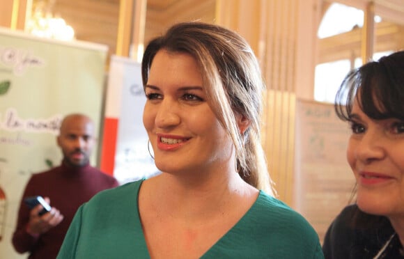 L'ancienne ministre est aussi auteure mais pas dans n'importe quel domaine
Marlène Schiappa, secrétaire d'Etat, chargée de l'Économie sociale et solidaire et de la Vie associative, inaugure le 1er marché de Noël durable et responsable à Paris, France, le 7 décembre 2022. © Jonathan Rebboah/Panoramic/Bestimage