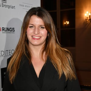 Marlène Schiappa, secrétaire d'Etat, chargée de l'Économie sociale et solidaire et de la Vie associative - Remise du prix de la Femme d'Influence 2022 au Palais Brogniart à Paris le 21 novembre 2022. © Veeren / Bestimage 