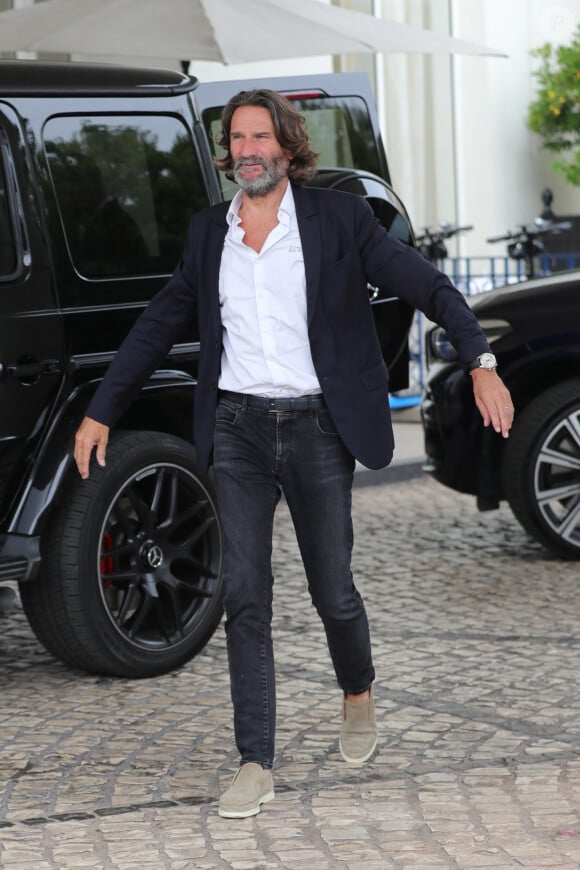 Frederic Beigbeder à la sortie de l'hôtel "Martinez" lors du 75e Festival International du Film de Cannes, le 22 mai 2022.