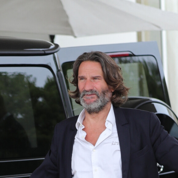 Frederic Beigbeder à la sortie de l'hôtel "Martinez" lors du 75e Festival International du Film de Cannes, le 22 mai 2022.