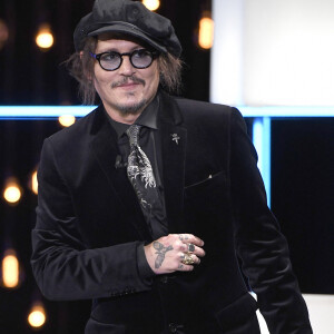 Elle incarne l'héroïne du long-métrage et donne la réplique à Johnny Depp, qui campe le rôle de Louis XV dont Jeanne du Barry était la "favorite officielle."
Johnny Depp reçoit un Donostia award sur la scène du 69ème festival international du film de San Sebastian (Saint Sebastien) le 22 septembre 2021 © Future-Image via ZUMA Press / Bestimage 