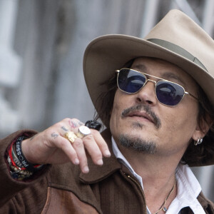 Johnny Depp sort de l'hôtel Maria Cristina lors du 69ème Festival international du film de San Sebastian (Saint Sébastien), Espagne, le 23 septembre 2021.