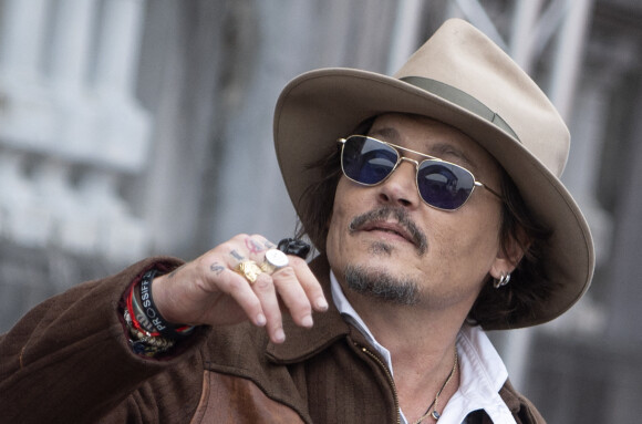 Johnny Depp sort de l'hôtel Maria Cristina lors du 69ème Festival international du film de San Sebastian (Saint Sébastien), Espagne, le 23 septembre 2021.