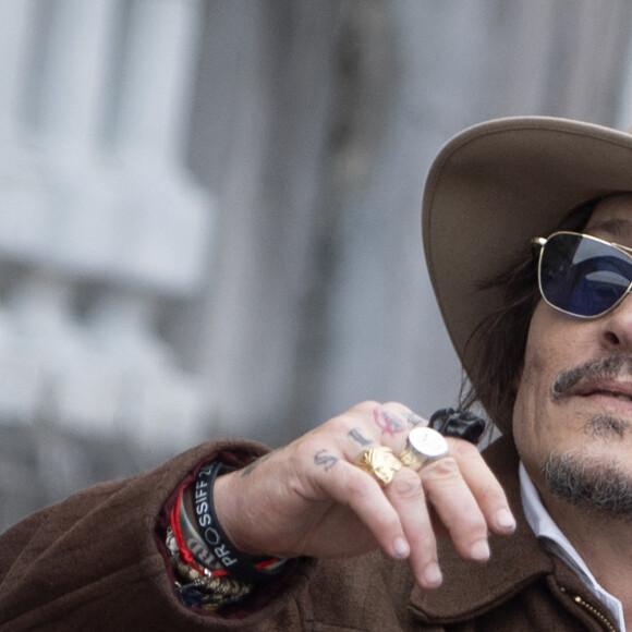 Johnny Depp sort de l'hôtel Maria Cristina lors du 69ème Festival international du film de San Sebastian (Saint Sébastien), Espagne, le 23 septembre 2021.