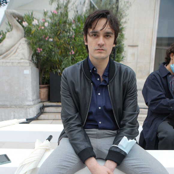 "Donc maintenant, je ne vais plus en arriver à ça. On ne garde que l'essentiel." Une excellente nouvelle !  
Alain-Fabien Delon - People au défilé de mode JOENE by Louis-Gabriel Nouchi mode Homme printemps / été 2022 à Paris le 24 juin 2021. © Christophe Clovis / Veeren / Bestimage 