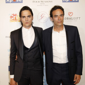 Anthony Delon avec son frère Alain-Fabien Delon au photocall de la 10ème édition du "Global Gift Gala" à l'hôtel Four Seasons George V à Paris, le 3 juin 2019. © Marc Ausset-Lacroix/Bestimage 