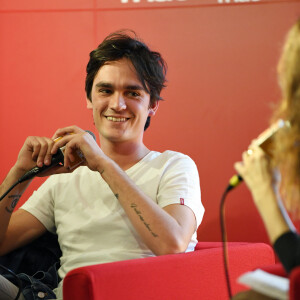 Exclusif - Alain-Fabien Delon dédicace son roman "De la race des seigneurs" aux éditions Stock à la FNAC des Ternes à Paris le 14 février 2019. © Sébastien Valiela/Bestimage 