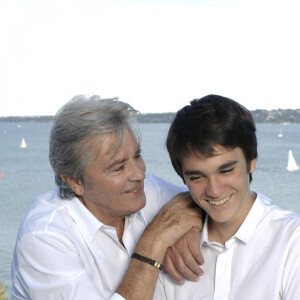 Face à Nikos Aliagas dans "50 minutes inside", Alain-Fabien Delon a fait savoir qu'après les années de tempête, l'heure était à l'apaisement
Alain Delon avec son fils Alain-Fabien au lac Léman à Genève, Suisse, le 2 octobre 2010. Bestimage EXCLU INTERDITE DE REPRODUCTION