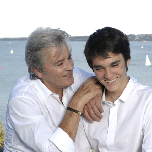 Face à Nikos Aliagas dans "50 minutes inside", Alain-Fabien Delon a fait savoir qu'après les années de tempête, l'heure était à l'apaisement
Alain Delon avec son fils Alain-Fabien au lac Léman à Genève, Suisse, le 2 octobre 2010. Bestimage EXCLU INTERDITE DE REPRODUCTION