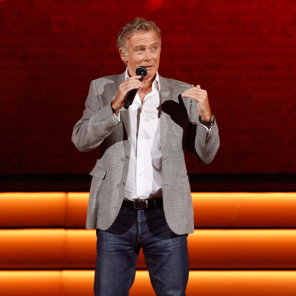 Exclusif - Franck Dubosc chante "Regardez moi" - Enregistrement de l'émission "Tout le monde chante contre le cancer, les stars relèvent le défi" dans le cadre du gala de l'association "Tout le monde chante contre le cancer" présentée par J.Anthony au Dôme de Paris, et diffusée le 4 janvier sur W9. Le 22 novembre 2022 © Christophe Clovis-Coadic Guirec / Bestimage En ce tout début d’année 2023, et pour la 12ème année consécutive, des animateurs, humoristes et comédiens vont monter sur scène pour relever des défis aux côtés des plus grands chanteurs français. Ils vous s’unir pour donner des ailes à l’association TOUT LE MONDE CONTRE LE CANCER. Chaque année, ce sont plus de mille actions réalisées grâce à elle dans les hôpitaux, pour améliorer le quotidien des enfants malades et de leurs familles. Cette année encore, au cours d’un gala exceptionnel au dôme de paris, animateurs et artistes de tous horizons vont offrir un moment magique aux enfants. Les humoristes F.Dubosc, F.Peyre, A.Vizorek, la journaliste K.G.Thuram, les comédiens B.Putzulu et N.Marquay, les animateurs E.Gossuin, L.Maistret, E.Moulet, le chorégraphe K.Ouali et bien d’autres, joueront le jeu pour la bonne cause et notre plus grand plaisir  Exclusive - No Web No Blog pour Belgique et Suisse 