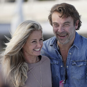 Le comédien a même évoqué l'idée de fonder une famille avec elle.
Patrick Puydebat et sa compagne Magali rient aux éclats en marge du festival Canneseries saison 3 à Cannes le 10 octobre 2020. © Norbert Scanella / Panoramic / Bestimage