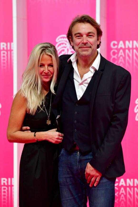 Patrick Puydebat et sa compagne Magali au photocall de la seconde soirée du festival Canneseries saison 3 au Palais des Festivals à Cannes, le 10 octobre 2020. © Bruno Bebert / Bestimage