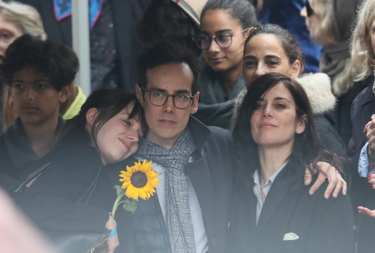 Photo Kên Higelin et sa fille Kim lors des obsèques de Jacques Higelin au cimetière du Père