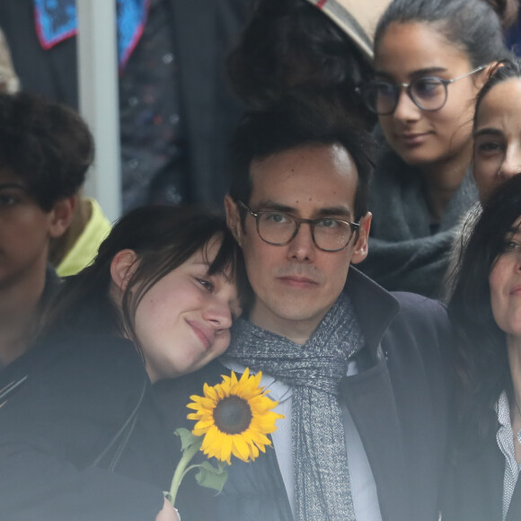 Kên Higelin et sa fille Kim lors des obsèques de Jacques Higelin au cimetière du Père Lachaise à Paris le 12 avril 2018.