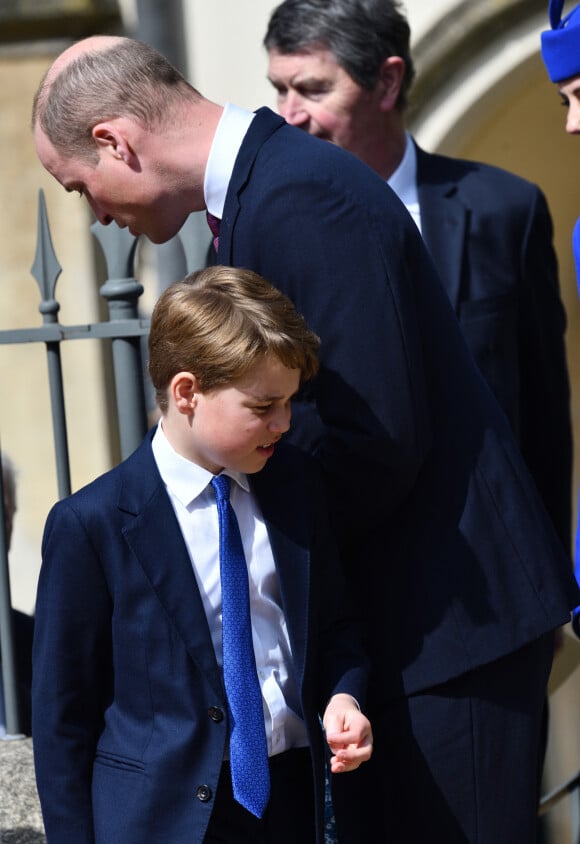 Ses parents Kate et William semblent le préparer progressivement à son rôle de futur roi
Le prince William, prince de Galles, le prince George - La famille royale du Royaume Uni quitte la chapelle Saint George après la messe de Pâques au château de Windsor le 9 avril 2023. 