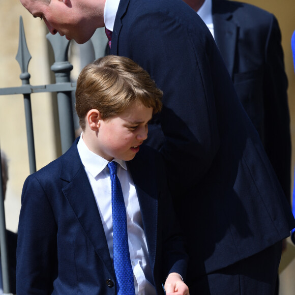 Ses parents Kate et William semblent le préparer progressivement à son rôle de futur roi
Le prince William, prince de Galles, le prince George - La famille royale du Royaume Uni quitte la chapelle Saint George après la messe de Pâques au château de Windsor le 9 avril 2023. 