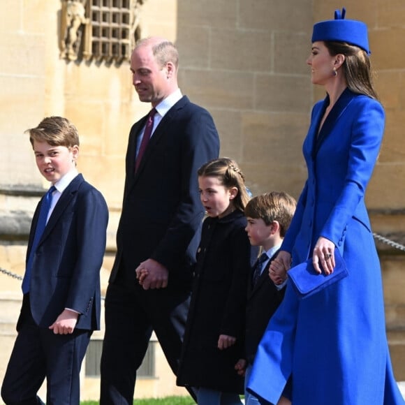 Le prince George est devenu la star de la messe de Pâques malgré lui 
La princesse Beatrice d'York et son mari Edoardo Mapelli Mozzi, Le prince William, prince de Galles, Le prince George de Galles, La princesse Charlotte de Galles, Le prince Louis de Galles, Catherine (Kate) Middleton, princesse de Galles - La famille royale du Royaume Uni arrive à la chapelle Saint George pour la messe de Pâques au château de Windsor.