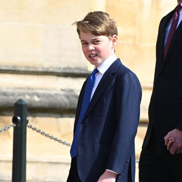 Il fut donc le premier des Cambridge à serrer la main du clergé à la sortie de la messe 
Le prince George de Galles - La famille royale du Royaume Uni arrive à la chapelle Saint George pour la messe de Pâques au château de Windsor le 9 avril 2023. 