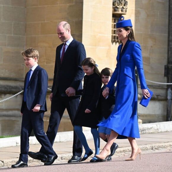 Le prince William, prince de Galles, Catherine (Kate) Middleton, princesse de Galles, la prince George, la princesse Charlotte et le prince Louis - La famille royale du Royaume Uni arrive à la chapelle Saint George pour la messe de Pâques au château de Windsor le 9 avril 2023. 