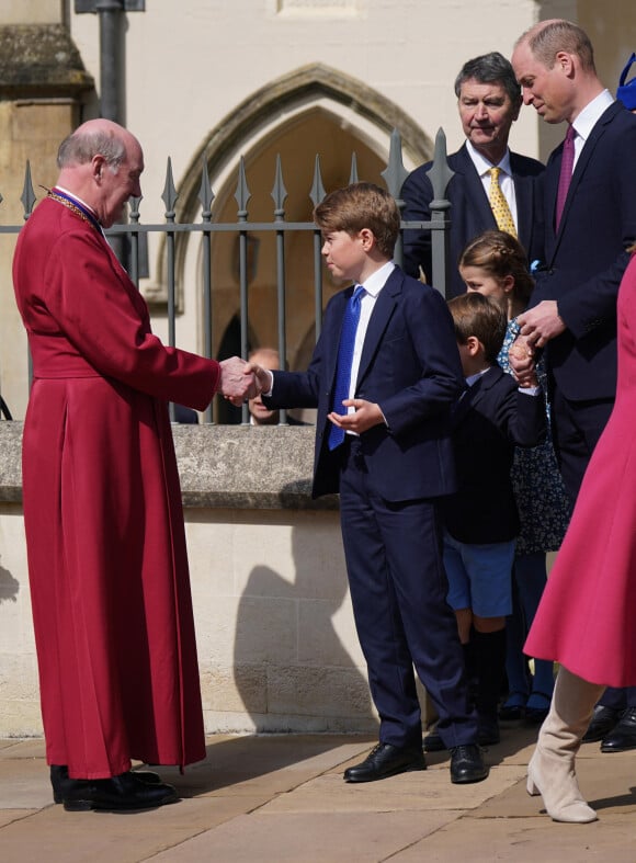 Un geste assuré à 100% par le petit garçon, âgé de seulement 9 ans 
Le prince George de Galles, Le prince Louis de Galles, La princesse Charlotte de Galles, Le prince William, prince de Galles, Timothy Laurence - La famille royale du Royaume Uni arrive à la chapelle Saint George pour la messe de Pâques au château de Windsor le 9 avril 2023. 