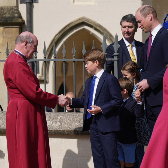 Un geste assuré à 100% par le petit garçon, âgé de seulement 9 ans 
Le prince George de Galles, Le prince Louis de Galles, La princesse Charlotte de Galles, Le prince William, prince de Galles, Timothy Laurence - La famille royale du Royaume Uni arrive à la chapelle Saint George pour la messe de Pâques au château de Windsor le 9 avril 2023. 