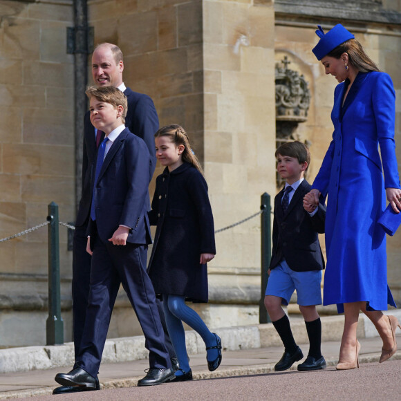 Le prince William, prince de Galles, Catherine (Kate) Middleton, princesse de Galles, le prince George, la princesse Charlotte et le prince Louis - La famille royale du Royaume Uni arrive à la chapelle Saint George pour la messe de Pâques au château de Windsor le 9 avril 2023. 