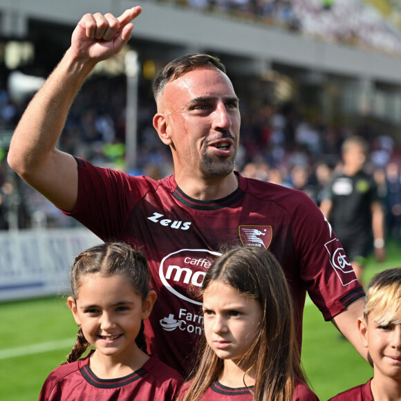 Un accessoire qui vaut la modique somme de 3 500 euros !
Franck Ribery, en larmes, fait ses adieux au public lors de son dernier match à Salerne, le 22 octobre 2022.