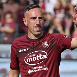 La fille de Franck Ribéry s'affiche avec un sac hors de prix
Franck Ribery, en larmes, fait ses adieux au public lors de son dernier match à Salerne.