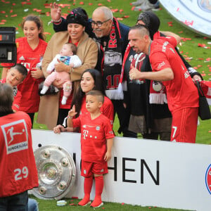 Franck Ribéry entouré de toute sa famille , sa femme Wahiba et de ses 5 enfants Hizya, Shakinez, Seïf Islam et Mohammed et Keltoum - Franck Ribéry célèbre le titre de champion d'allemagne et son dernier match sous les couleurs du Bayern de Munich le 18 Mai 2019 à Munich