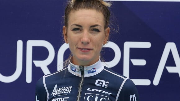 Pauline Ferrand-Prévot pose avec son compagnon (aussi une star du vélo), le visage sacrément amoché