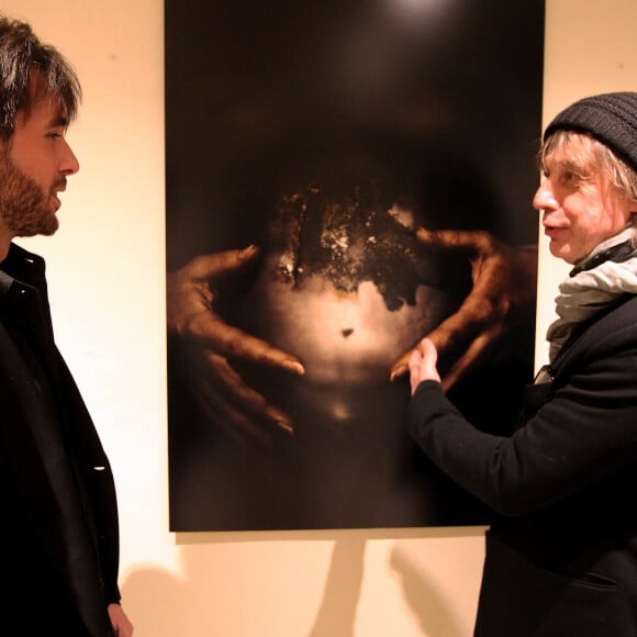 En 2015, son célèbre père, très fier de lui, assistait à son vernissage, dans le cadre de l'une de ses expositions à l'hôtel Majestic de Cannes.
Exclusif - Jean-Louis Aubert au vernissage de l'exposition de son fils Arthur à l'hôtel Majestic à Cannes.