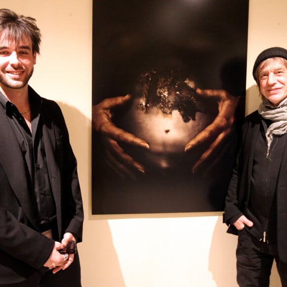 Un beau brun aujourd'hui âge de 38 ans, qui a hérité du talent de sa très discrète mère puisqu'ils sont tous les deux photographes. 
Exclusif - Jean-Louis Aubert au vernissage de l'exposition de son fils Arthur à l'hôtel Majestic à Cannes. 