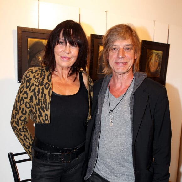 Un anniversaire que l'ancien membre de "Téléphone" pourrait très probablement passer avec sa famille, à savoir sa femme France Lory ainsi que leur fils Arthur, né de leur amour en 1985.
Jean-Louis Aubert et sa compagne France Lory.