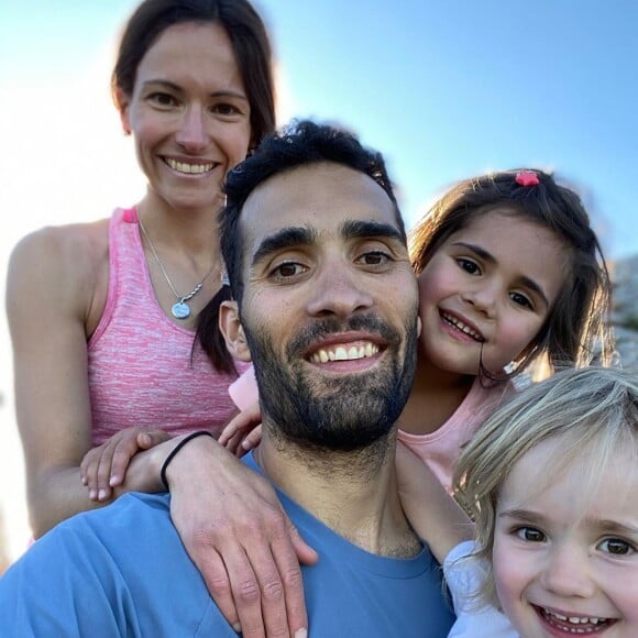 Une photo postée en story et suffisamment rare pour être soulignée, la mère de ses enfants n'ayant pas pour habitude de se montrer sur les réseaux de son célèbre amoureux.
Martin Fourcade, sa femme Hélène et leurs filles Manon et Inès, photo publiée sur Instagram par le champion de biathlon le 5 juin 2020.