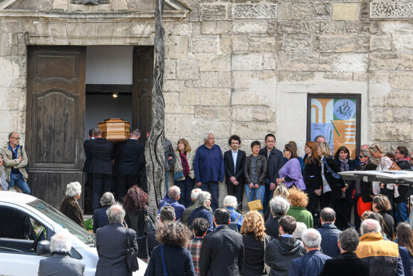 La veuve Françoise Nyssen (Ancienne Ministre de la Culture) en famille - Obsèques de Jean-Paul Capitani en la chapelle Saint-Martin du Méjan à Arles le 11 avril 2023.
